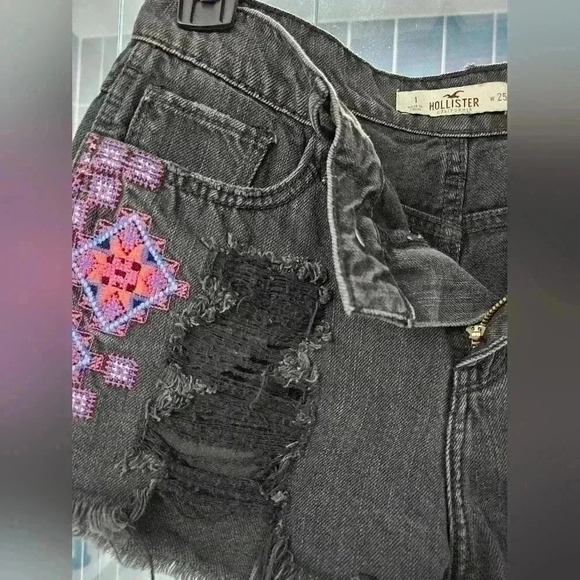 Hollister Boho Distressed Denim Cutoffs w/ Quilted Front Design Size 1 - Picture 2 of 3